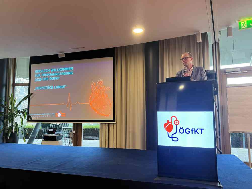 Bild zeigt Pr&auml;sidenten der Gesellschaft am Sprechpult