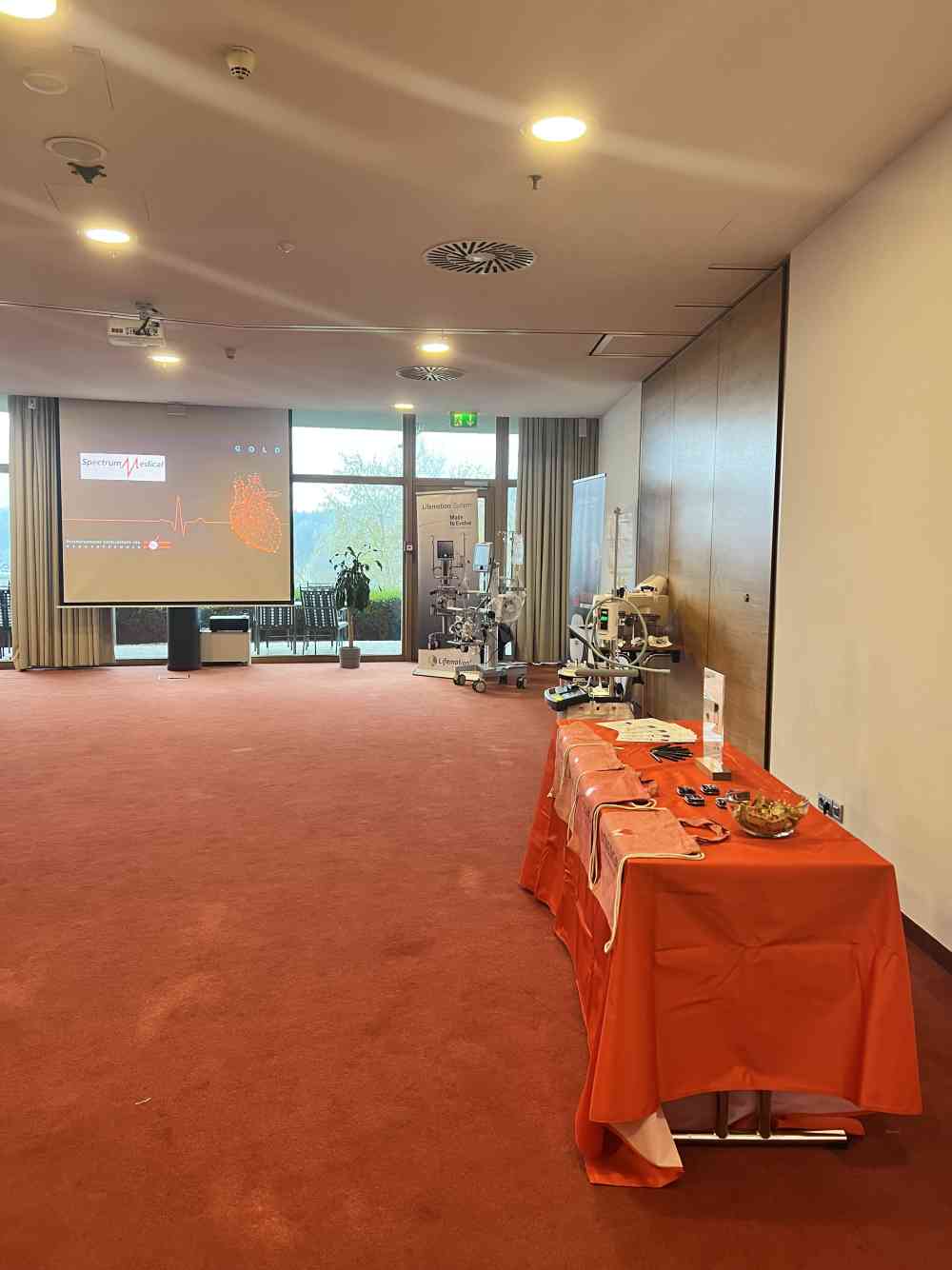 Bild zeigt Tische mit Ausstellungsst&uuml;cken von Firmen