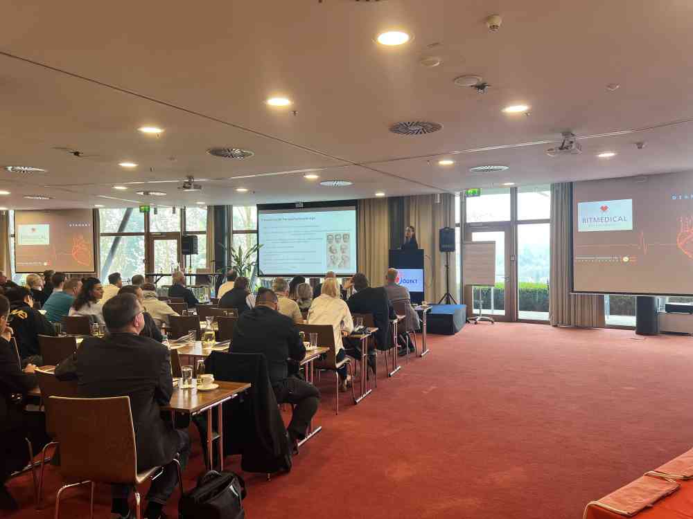 Bild zeigt den Vortragssaal mit Teilnehmern