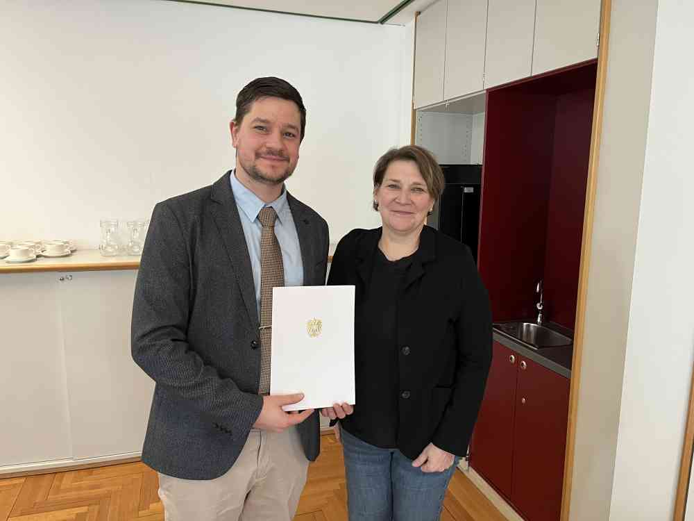 Bild von Diplom&uuml;berreichung an Christoph Wei&szlig;happl von Frau Mag. Irene Hager-Ruhs