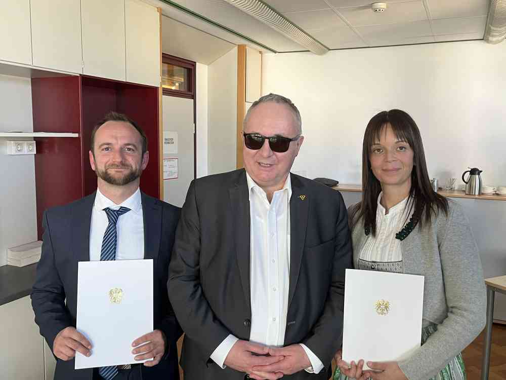 Bild von Diplom&uuml;berreichung an Daniel Schils und Daniela Sabathy von Herrn Min.-Rat Josef Baumgartner