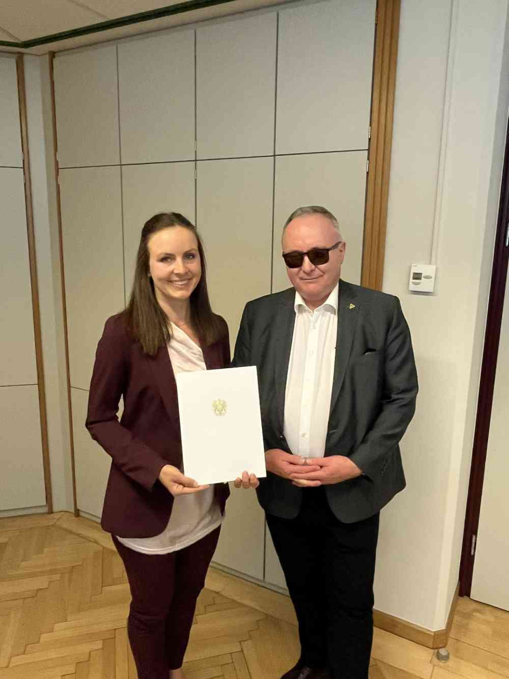 Daniela Kulnig BSc, MSc mit Herrn Min.-Rat Josef Baumgartner Daniela Kulnig BSc, MSc mit Herrn Min.-Rat Josef Baumgartner bei der Diplomüberreichung