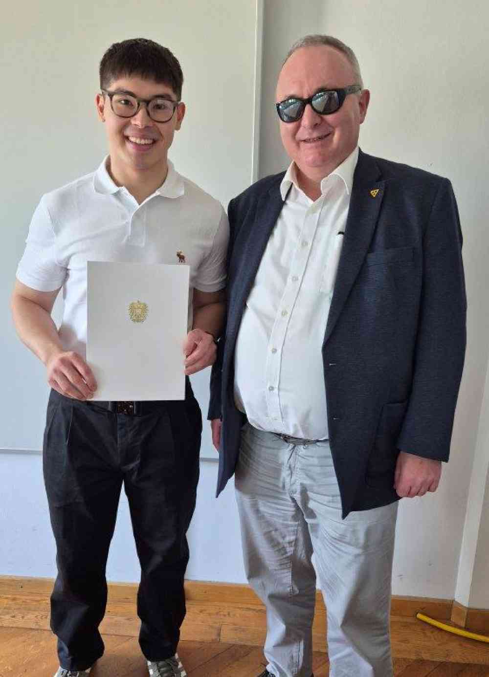 Bild von der Diplom&uuml;berreichung an Herrn Fabian Kukla, BSc von Herrn Min.-Rat Josef Baumgartner