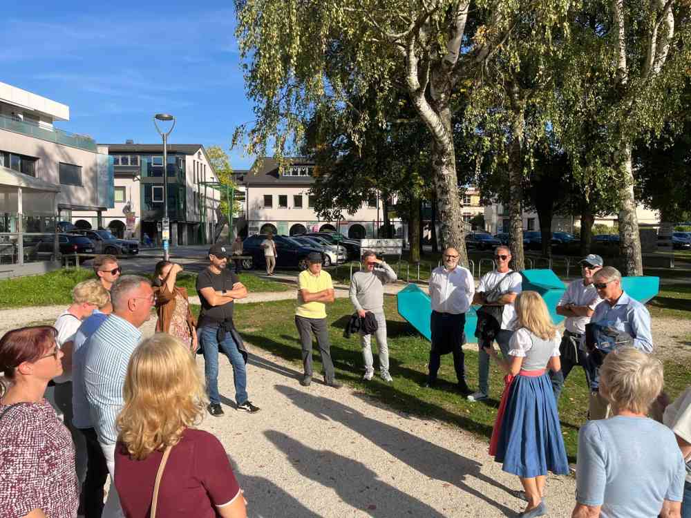 Bild zeigtTeilnehmer/innen im Park beim Gespräch