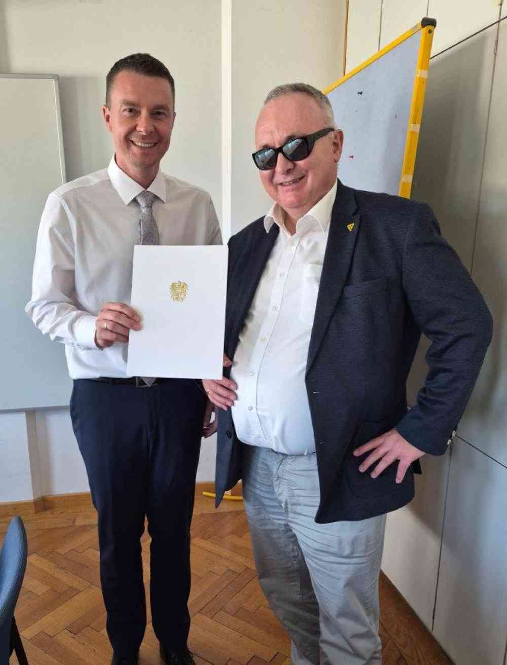 Bild von der Diplom&uuml;berreichung an Herrn Erwin Konrad von Herrn Min.-Rat Josef Baumgartner